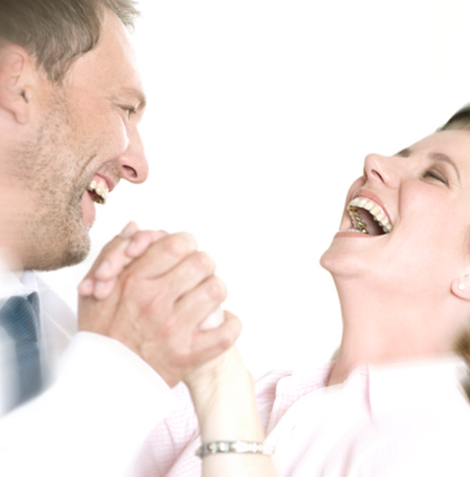 Zum Hochzeitslächeln mit Lingualtechnik 